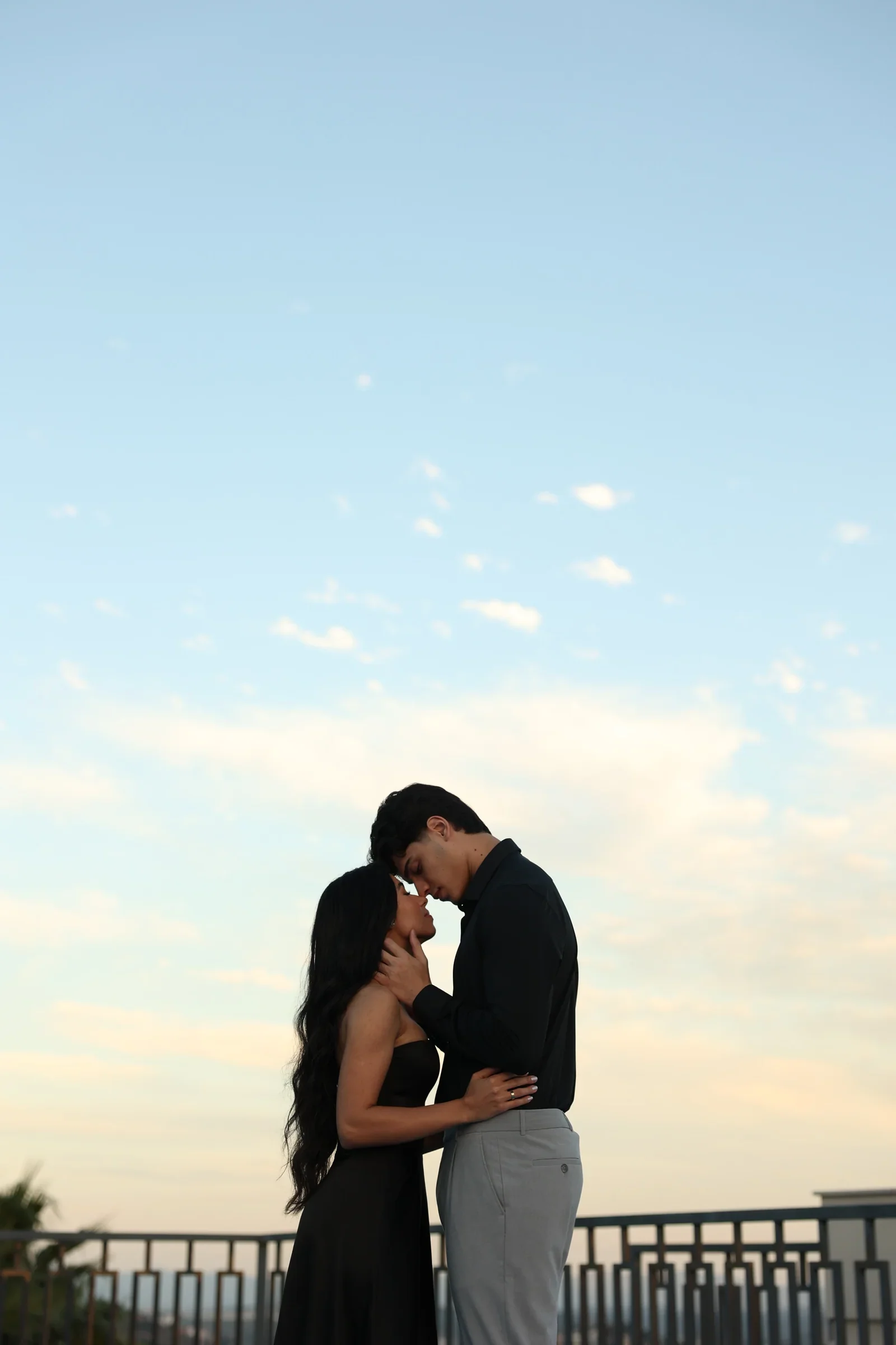 Camila e Erick juntos ao entardecer