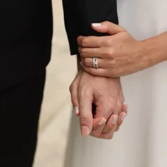 Detalhe das mãos de Camila e Erick com as alianças