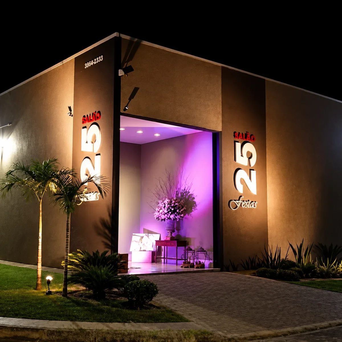 Entrada iluminada do Galpão 25 Festas